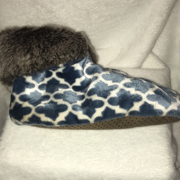 Ardour blue and white slippers. Size 8. - Picture 7 of 12